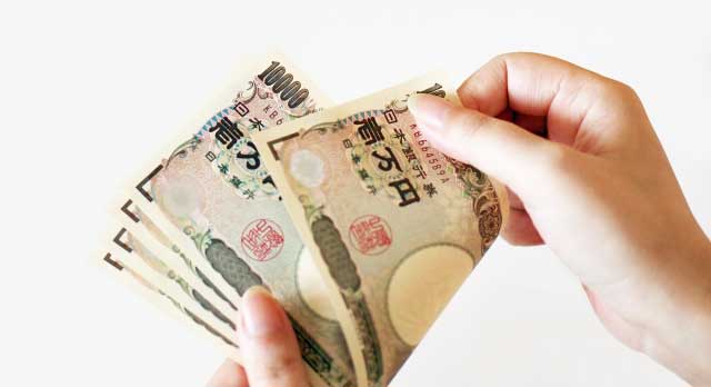 お金を数えている人